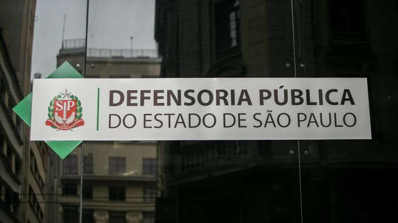 Imagem mostra placa escrito Defensoria Pública do Estado de São Paulo.