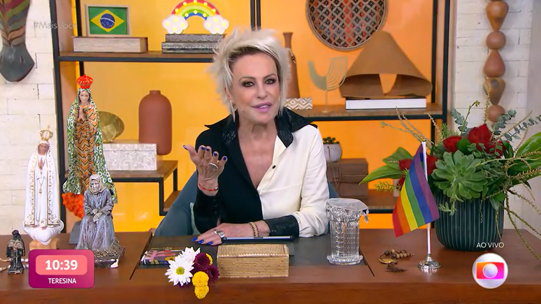 A loira explicou que achou o doce bonito, mas que era impossível ingerir