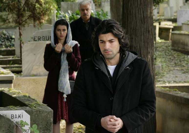 Engin Akyurek, à direita, e Beren Saat estrelam 'Fatmagul', que registrou quase 1 milhão de espectadores por episódio na Espanha.