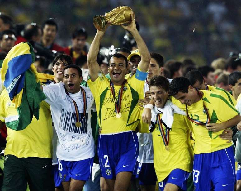 Cafú levantando a taça da Copa do Mundo de 2002 –