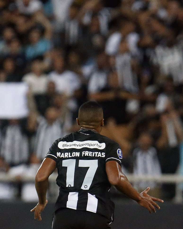 Marlon Freitas comemorando o gol que abriu o placar