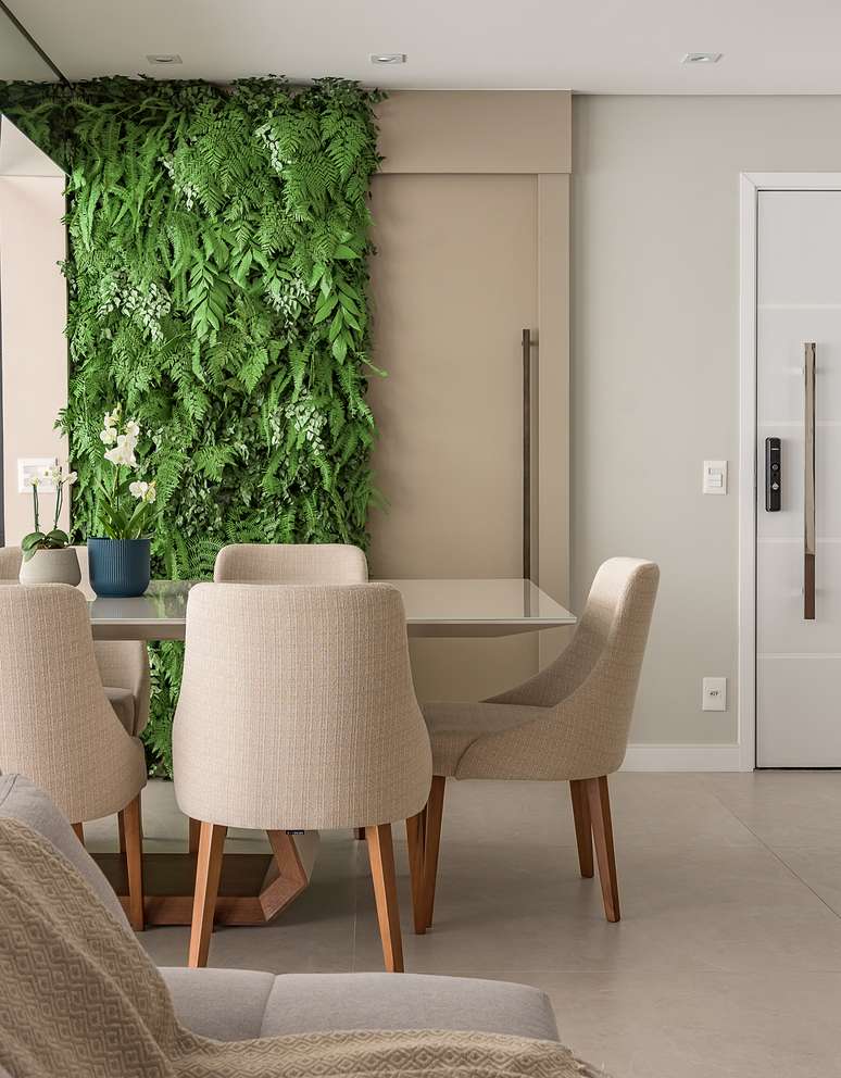 Painéis de porcelanato e jardim vertical revestem paredes em apê de 134 m²