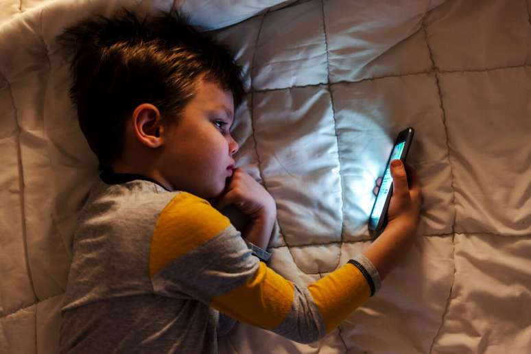 Crianças que usam dispositivos eletrônicos na hora de dormir tem mais chances de sofrer de distúrbios do sono 