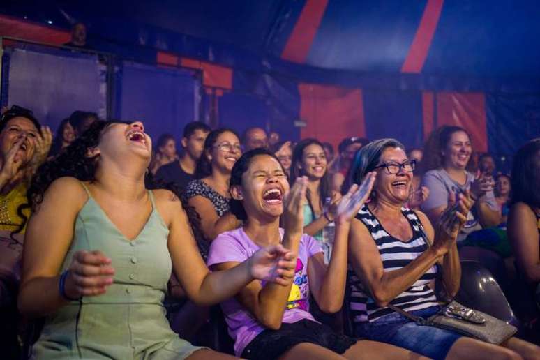 Público assiste à apresentação do palhaço Anderson Machado (Caravana Tapioca) com a pulga Maria, no Mundo do Circo SP