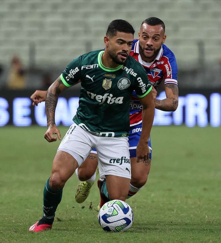 Bruno Tabata disputa bola com o jogador do Fortaleza, durante partida válida Copa da Copa do Brasil, no Castelão –