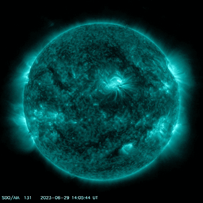 Explosão solar na mancha 3354 (Imagem: Reprodução/NASA/SDO/HMI)