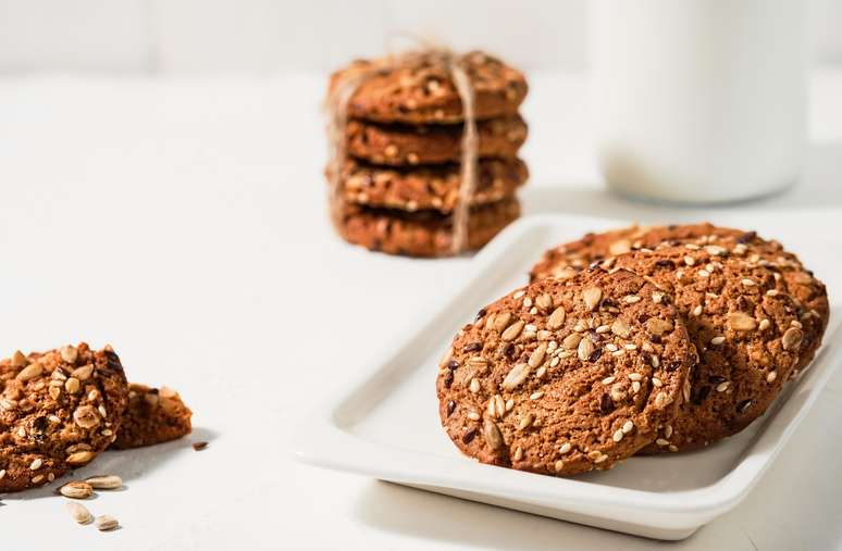 Veja como fazer a receita de cookies de granola usando a airfryer