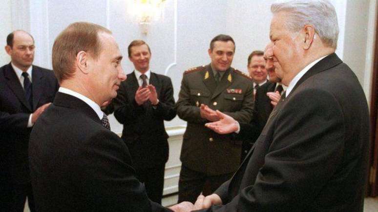 Putin recebe o comando do país das mãos de Boris Yeltsin no último dia de 1999