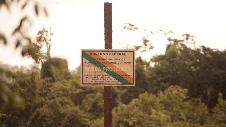 Imagem mostra placa informando que uma terra indígena é protegida.