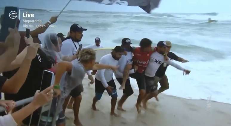 Filipe Toledo se machucou durante disputa pelas oitavas de final do Rio Pro, etapa brasileira do Circuito Mundial da WSL.