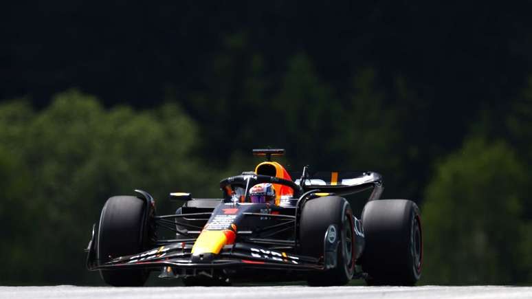 Mais uma vez no ano, Verstappen lidera o pelotão na F1