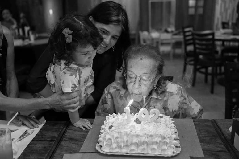 Yara ao lado da filha comemora o aniversário de 102 anos da mãe
