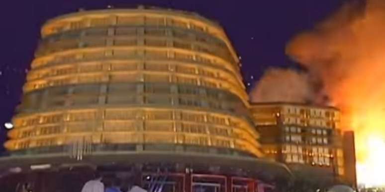 O shopping de 'Torre de Babel' na verdade era uma estrutura de madeira criada pela equipe de Mário Monteiro