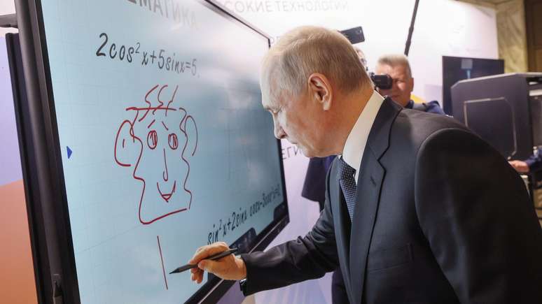 Putin foi aplaudido de pé em evento, além de aparecer desenhando em uma tela