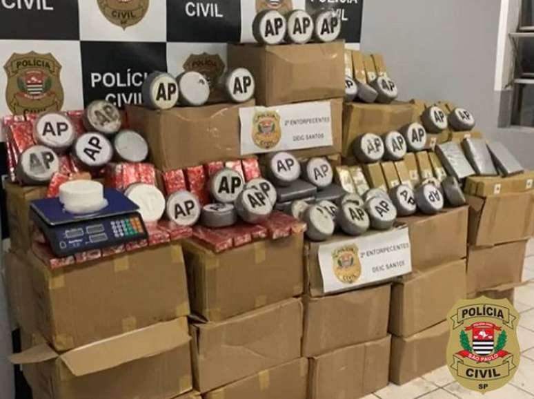 Pol&iacute;cia apreende mais de uma tonelada de drogas em galp&atilde;o de reciclagem de Osasco, na Grande SP.