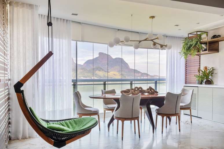 Varanda integrada com piso de porcelanato marmorizado.