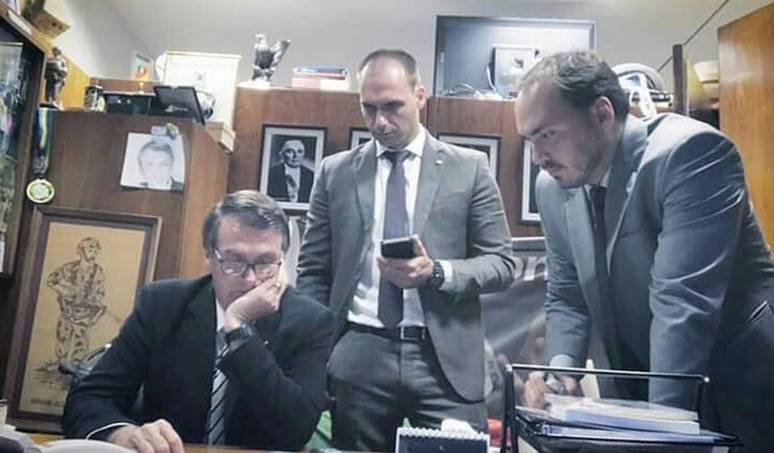 Eduardo Bolsonaro postou foto em que aparece com o pai e com o irmão, Carlos