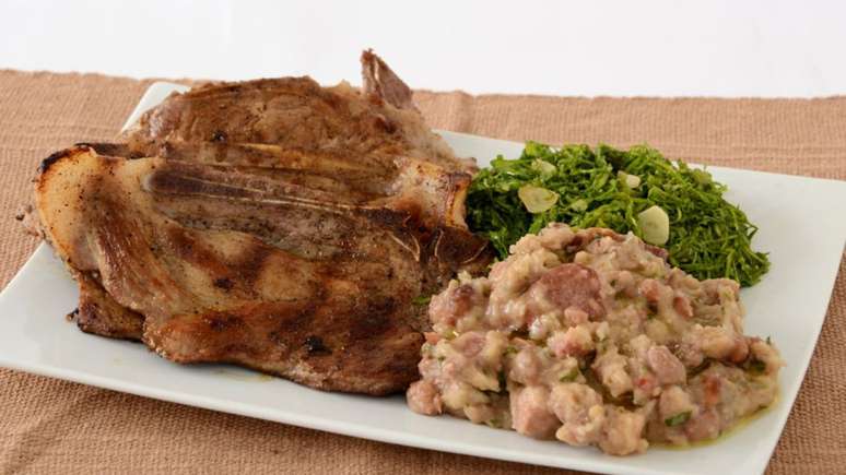 Bisteca com tutu de feij&atilde;o e couve