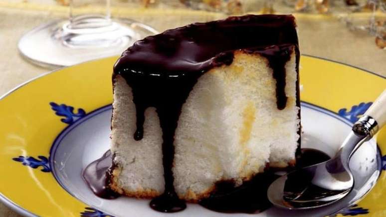 Pudim de claras com calda de chocolate