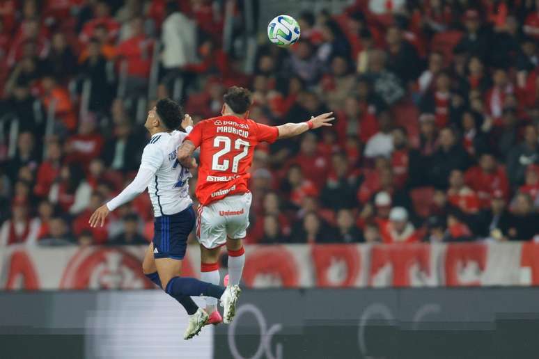 Inter negocia retorno do centroavante Luiz Adriano ao Beira-Rio