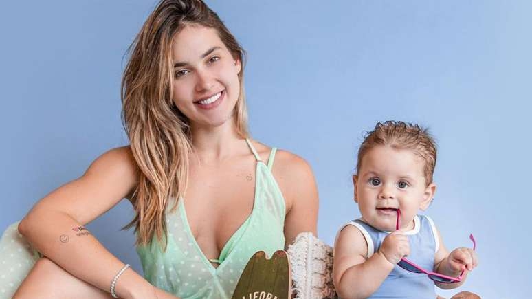 Virginia delights followers by posting a photo with Maria Flor