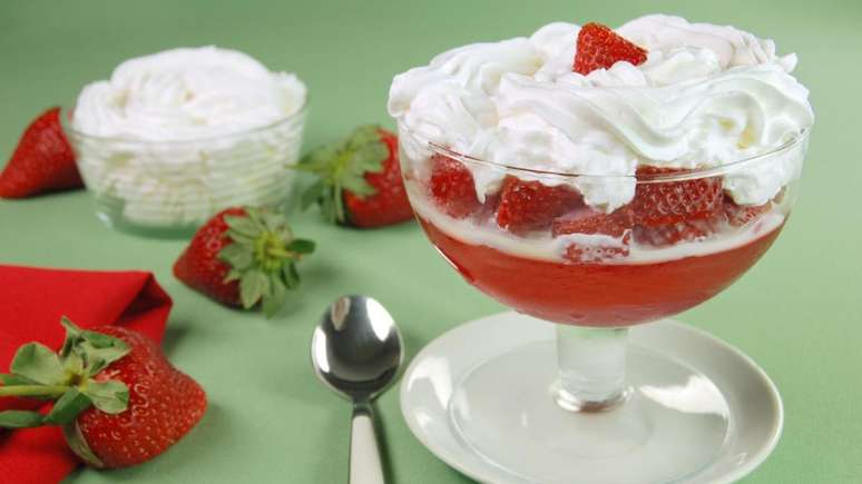 Gelatina de morango com chantilly