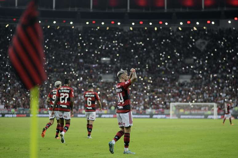 Gabigol e Matheus Cunha no último jogo. Na primeira imagem, o atacante  indica o lado que o adversário iria cobrar o pênalti pelo posicionamento do  jogador. Na segunda, faz questão de ir