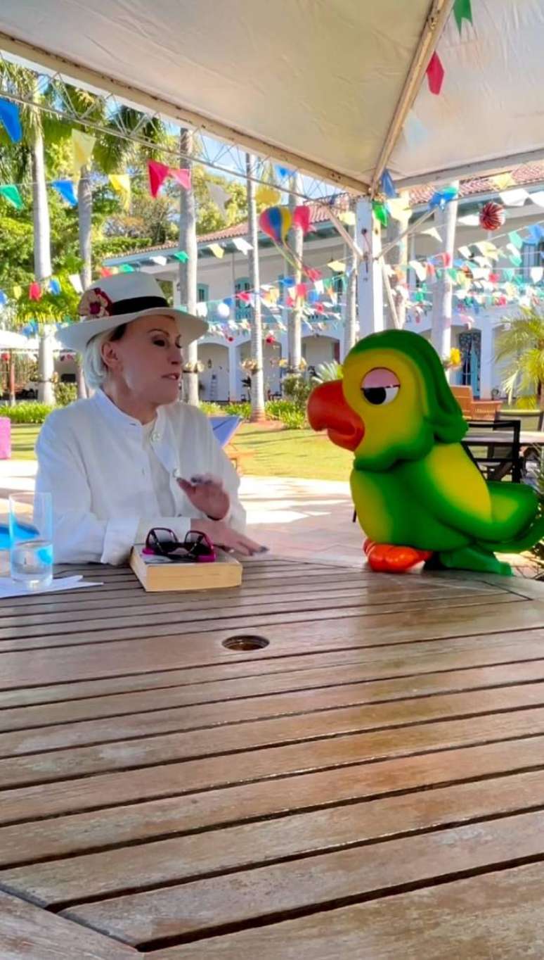 Ana Maria conversa com o Louro Mané à beira da piscina