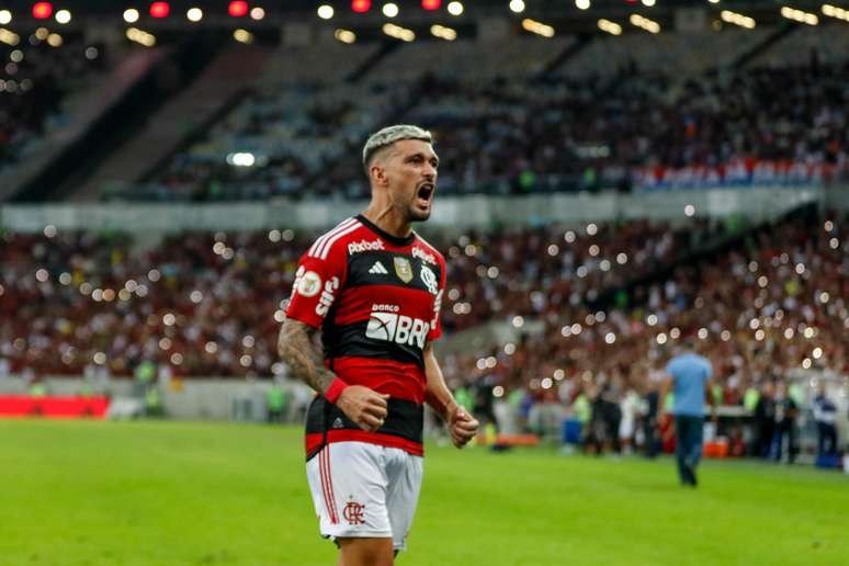 Flamengo vence o Fortaleza e fica a seis pontos da liderança