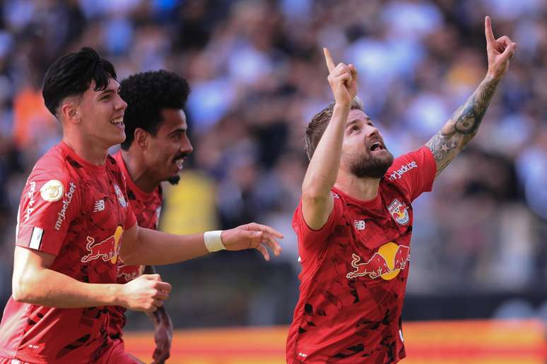 Sasha comemora gol contra o Corinthians