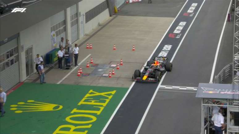 Max Verstappen chega ao box para trocar pneus sem necessidade a duas voltas do final