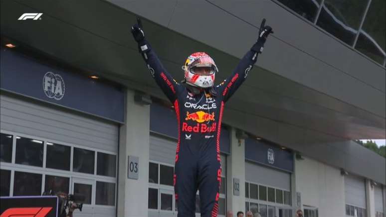 Max Verstappen comemora sua histórica 42ª vitória na Fórmula 1, acima de Ayrton Senna