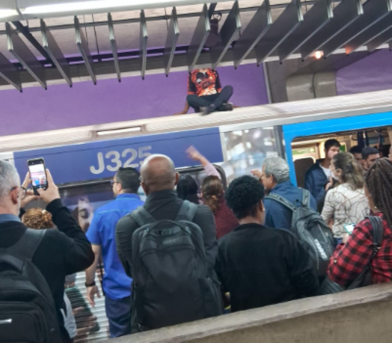 Passageiro sobe em trem do Metrô e causa confusão em SP; vídeo 