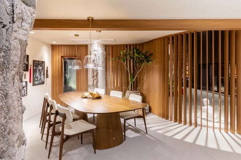 Brises de madeira ajustam a luminosidade e a temperatura do espa&ccedil;o assinado pelo arquiteto Bruno Moraes na CASACOR SP 2023 &ndash; Foto: Divulga&ccedil;&atilde;o CASACOR