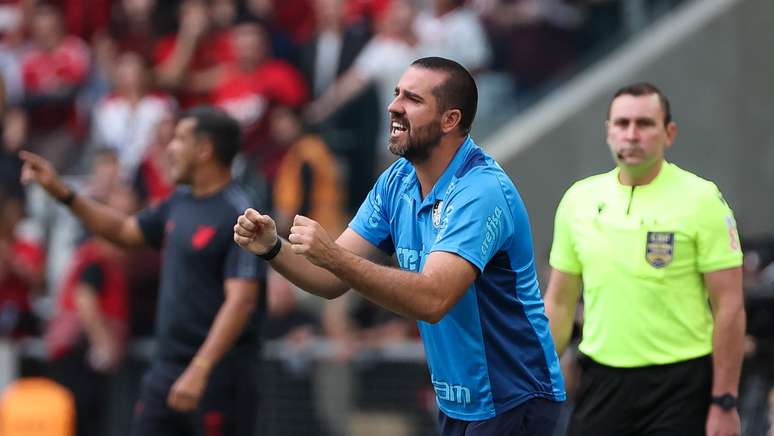 João Martins, auxiliar de Abel Ferreira, comandou o Palmeiras contra o Athletico, por conta de suspensão do técnico português. 