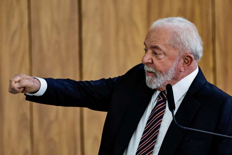 Lula sancionou nesta segunda-feira projeto que obriga a igualdade salarial entre homens e mulheres