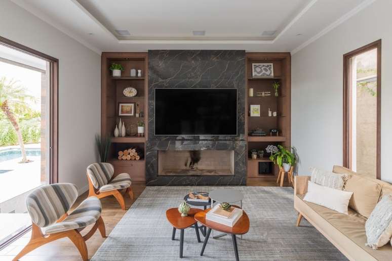 Living room with fireplace for cold nights 