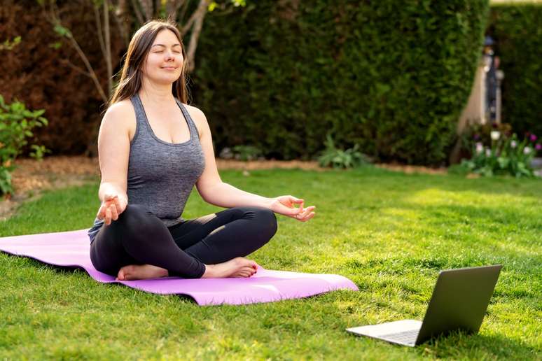 A meditação guiada é orientada por um professor 