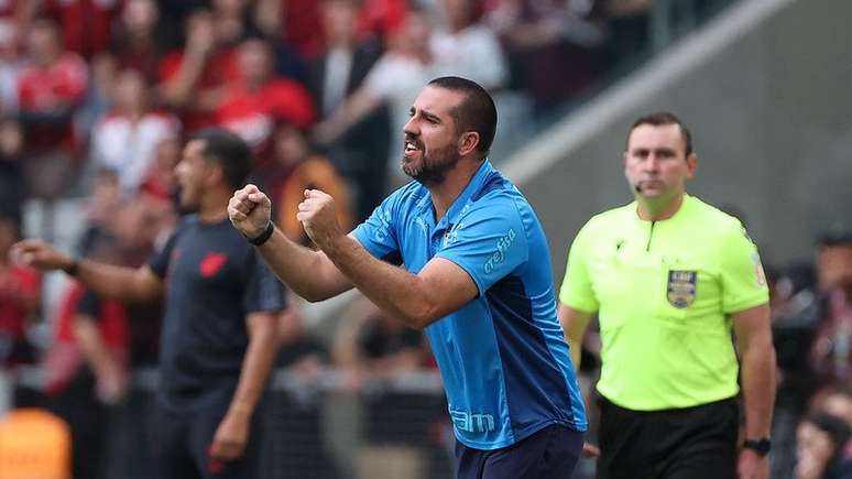 João Martins reclamou muito da arbitragem após o empate do Palmeiras com o Athletico-PR –