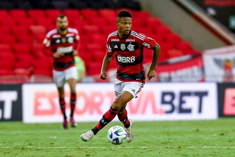 Matheus França em ação com a camisa do Flamengo no Campeonato Brasileiro –