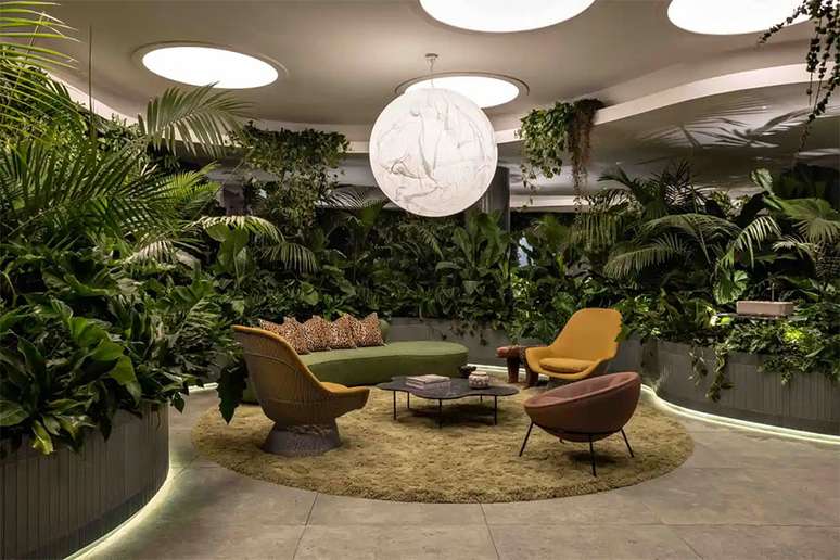 O ambiente criado por Sig Bergamin em parceria com a Deca tem est&eacute;tica acolhedora, que une natureza, design e cores &ndash; Foto: Divulga&ccedil;&atilde;o CASACOR