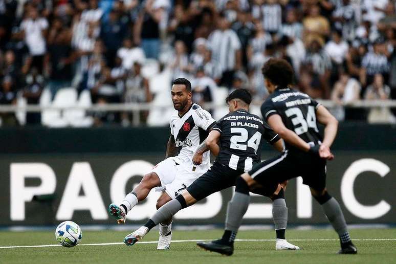 Reforço do Vasco, Medel vem de poucos jogos pelo Bologna e segue