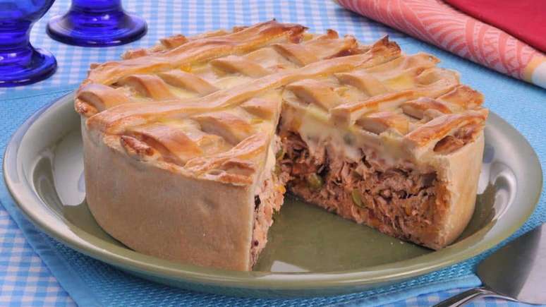 Torta cremosa de frango desfiado