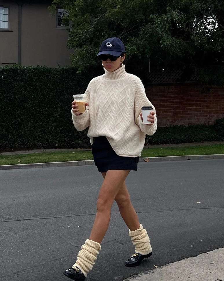 Inflenciadora digital Aimee Song usando polainas