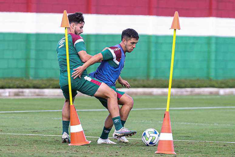 Leo Fern&aacute;ndez durante treino desta ter&ccedil;a, ao lado de Martinelli &ndash;