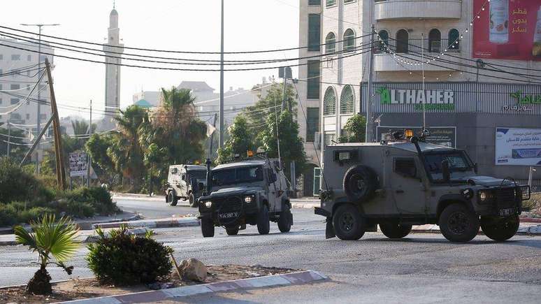 Ve&iacute;culos militares israelenses andam por Jenin