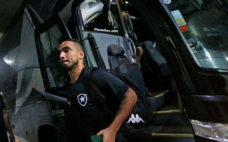 Rafael undergoes surgery on his left knee;  find out how long the Botafogo team has to stay off the pitch