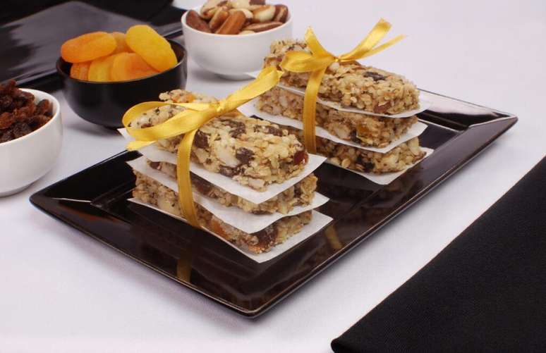 Leve barrinha de cereal para o piquenique em fam&iacute;lia