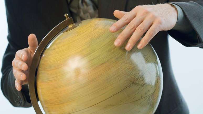 As mudan&ccedil;as no eixo de rota&ccedil;&atilde;o observadas desde a d&eacute;cada de 1990 ressaltam a marca da a&ccedil;&atilde;o humana