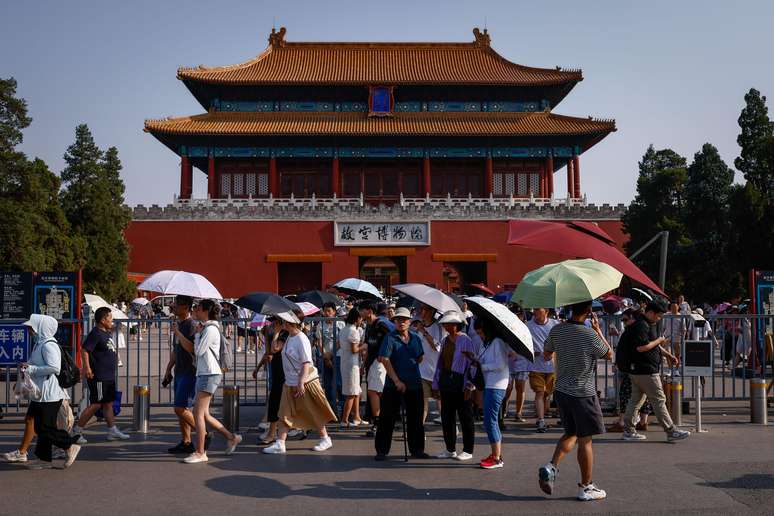 Pedestres em frente ao Museu do Pal&aacute;cio, em Pequim; China est&aacute; enfrentando uma onda de calor duradoura